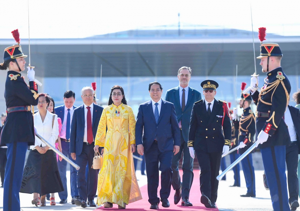Thủ tướng Phạm Minh Chính hăm hơkăn ƀok atŭm hăm khul kơdră tang măt Việt Nam hlôi pơtôch ‘măng hop akŏm tơ̆ Phalăng.