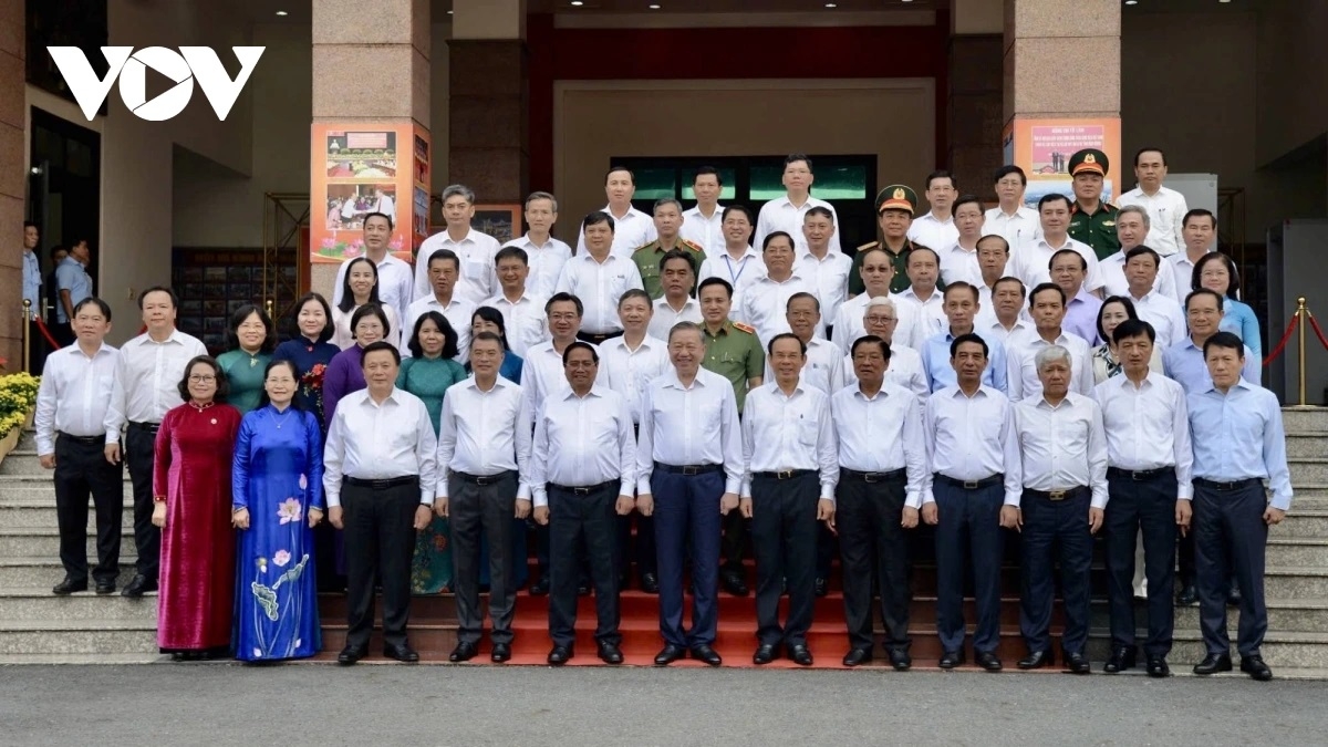 Tổng Bí thư Tô Lâm cùng đoàn công tác chụp ảnh lưu niệm cùng lãnh đạo 3 địa phương