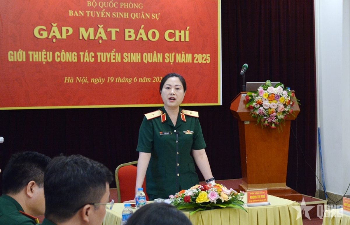 Thiếu tướng Phùng Thị Phú phát biểu tại buổi gặp mặt