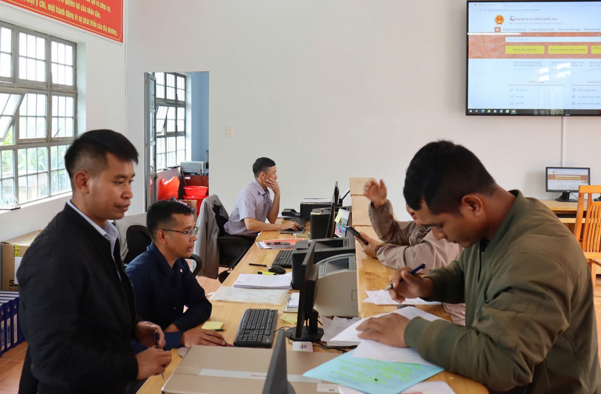 
Kang ƀô̆ Anih jang hanh chinh kŏng xah Lạc Dương, dêh char Lâm Đồng pơtho kon pơlei pơm hla bar hanh chinh