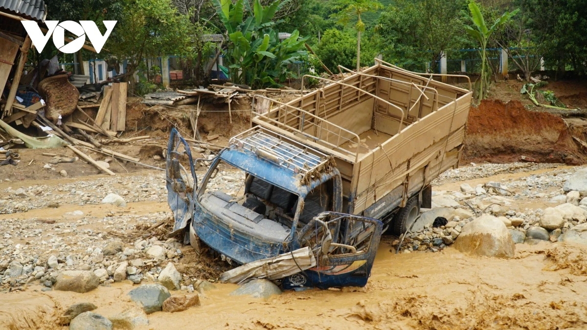 ... cùng với đó là hư hỏng nhiều nhà cửa, tài sản của nhân dân.