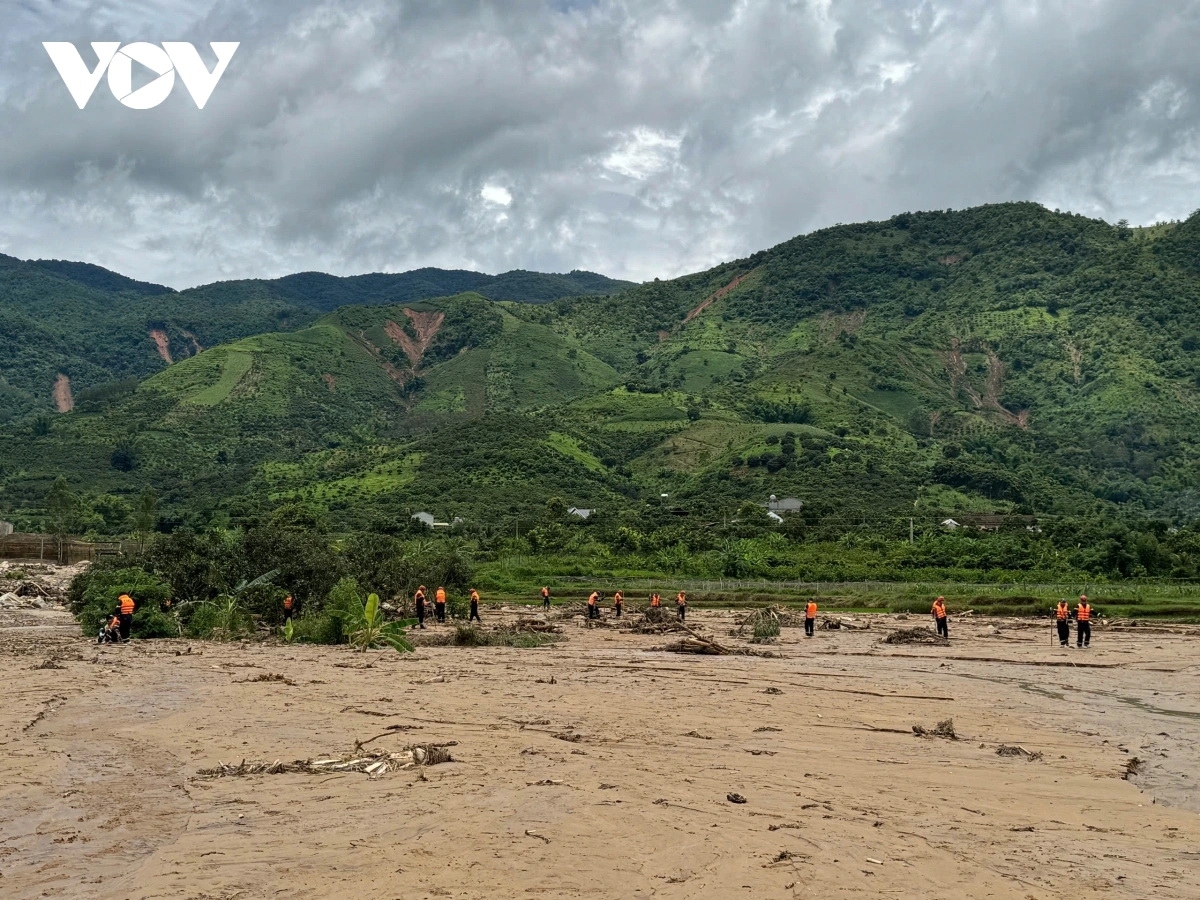 Các lực lượng nỗ lực tìm kiếm 3 người bị lũ cuốn trôi hiện vẫn đang mất tích