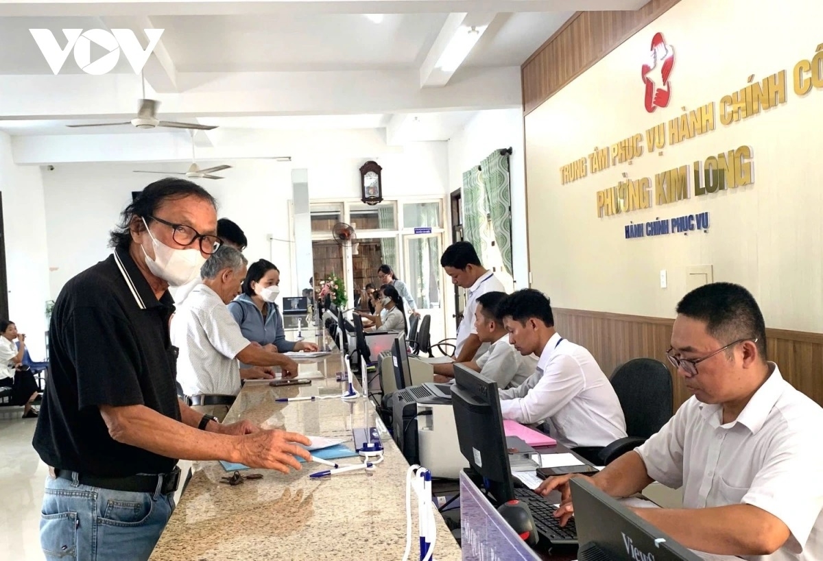 Người dân đến làm thủ tục hành chính tại phường Kim Long, thành phố Huế