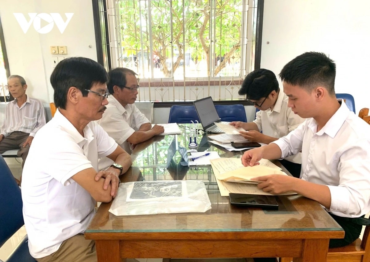 Hướng dẫn người dân làm thủ tục tại Trung tâm Phục vụ Hành chính công phường Kim Long