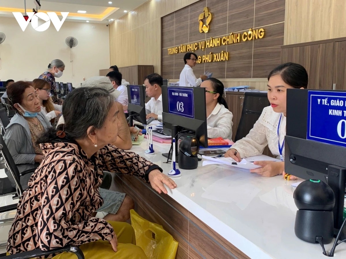Người dân đến làm thủ tục hành chính tại phường Phú Xuân, thành phố Huế
