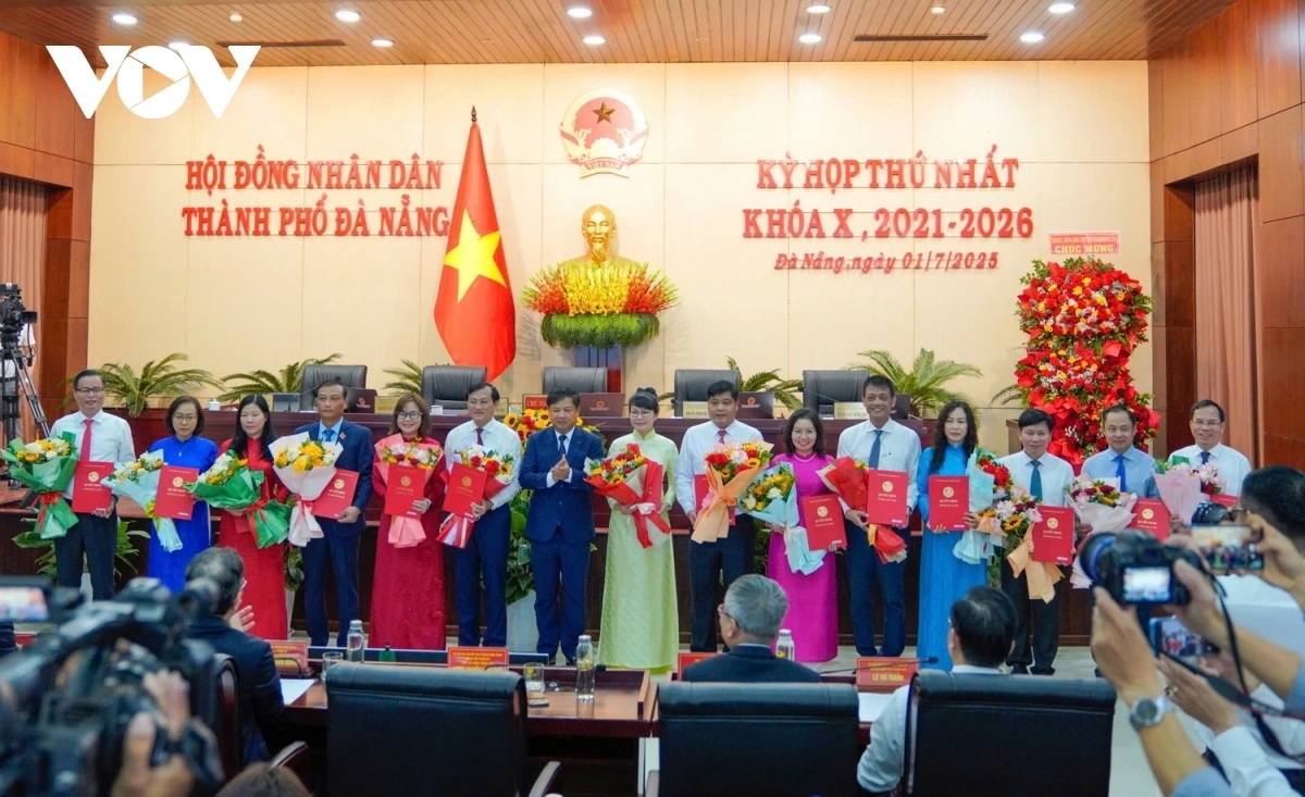 Lãnh đạo thành phố Đà Nẵng trao Quyết định và tặng hoa chúc mừng các lãnh đạo, sở, ngành TP Đà Nẵng (mới)