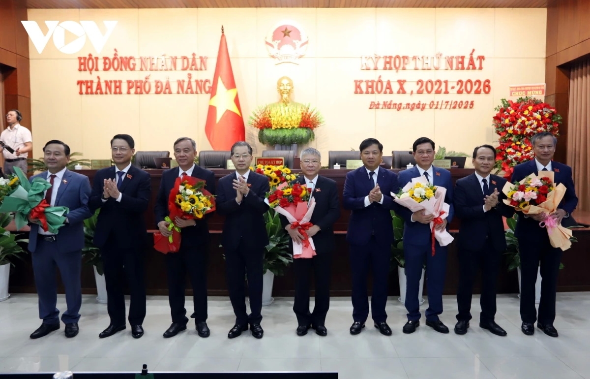 Lãnh đạo thành phố Đà Nẵng tặng hoa chúc mừng Chủ tịch và các Phó Chủ tịch HĐND thành phố Đà Nẵng (mới)