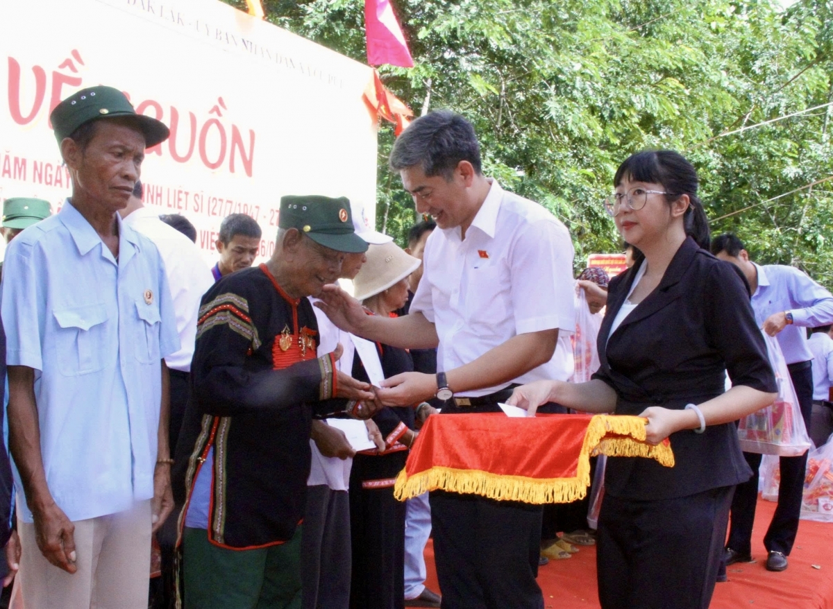 
Khŭl tang măt Quốc hội Đắk Lắk asong tơmam tơ̆ tơring kăn kư̆ kach mang