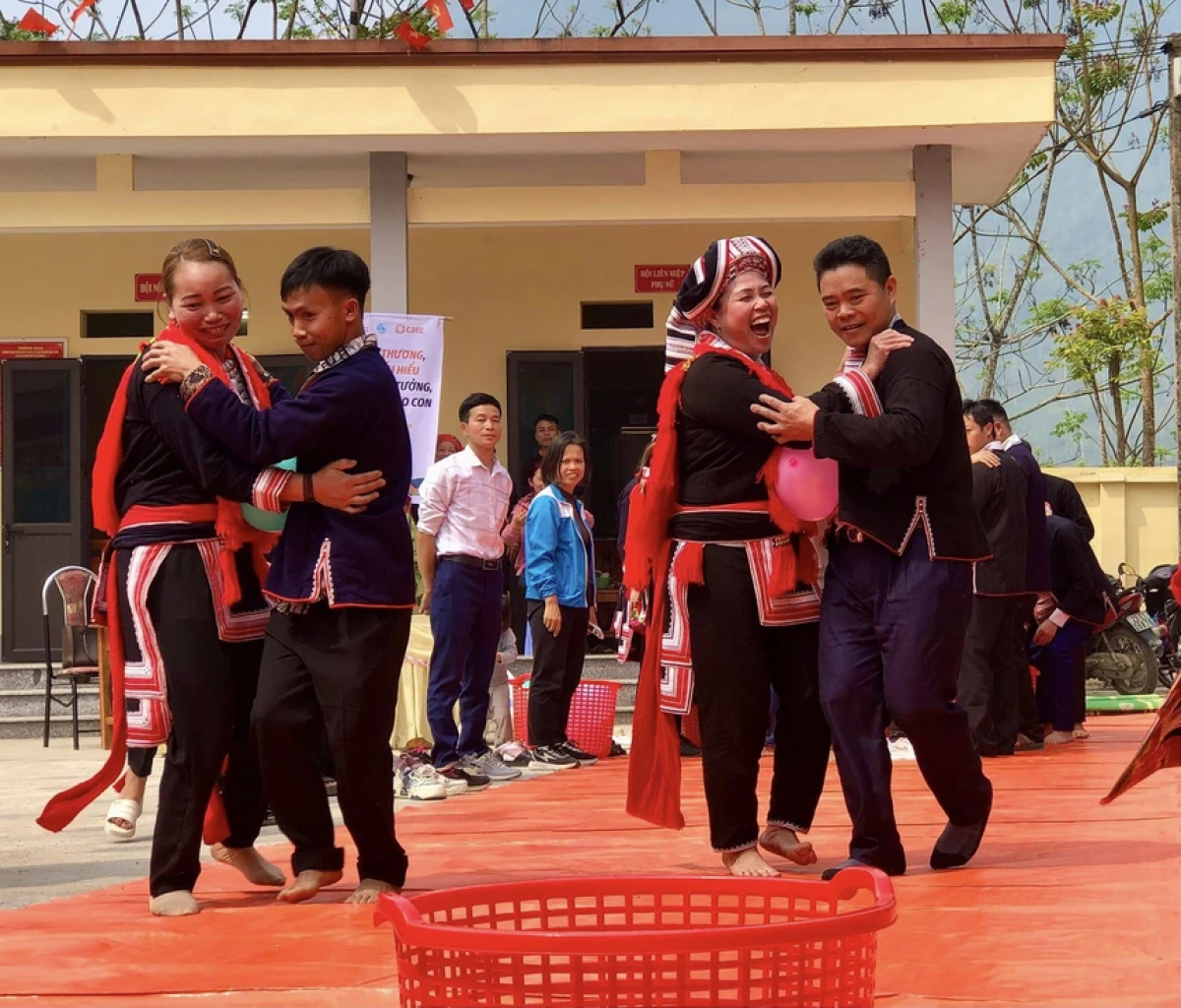 Tối tơbleăng tơdroăng tơkêa bro kơxô̆ 8, rế ăm kuăn pơlê hlê plĕng, dêi mâu kơnốu ƀă mâu kơdrâi hiăng mơhno ăm hlo nhên khât (Um: Hlá tơbeăng vâi kơdrâi Việt Nam)