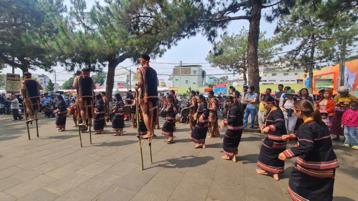 
Tôn chĭng chêng Tây Nguyên gô jing 1 păh ‘lơ̆ng hơiă đơ̆ng tơdrong ‘lơ̆ng hơiă đơ̆ng bri kông, đak dơsĭ tơmơ̆t hơdai kơ Gia Lai