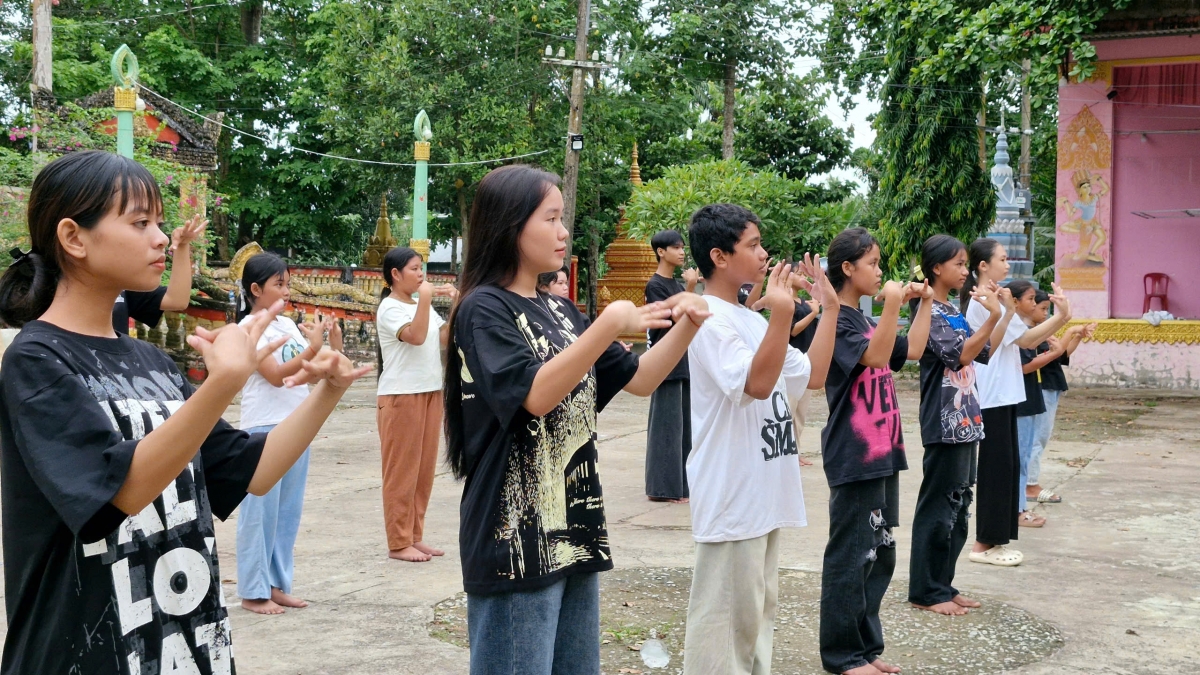 Các em say sưa tập các điệu múa truyền thống