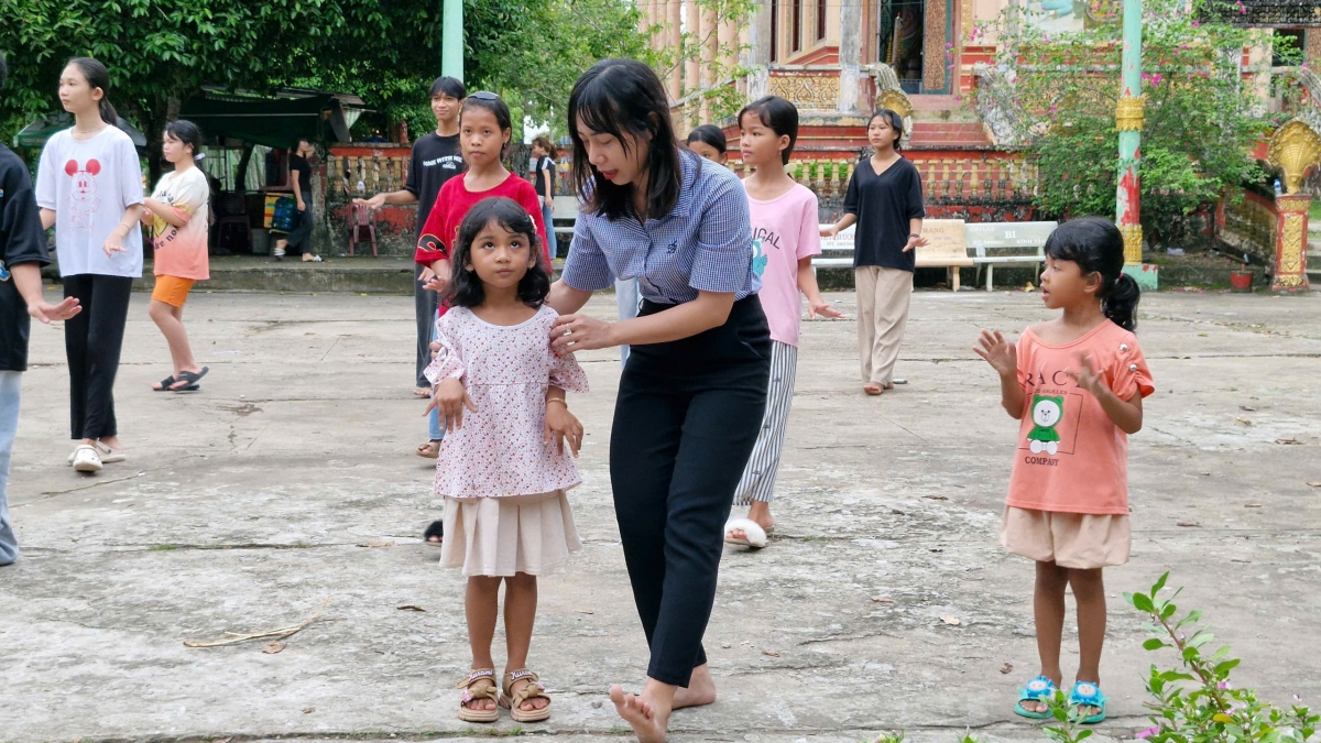 Chị Lâm Thị Hậu chỉ từng động tác múa cho các em nhỏ