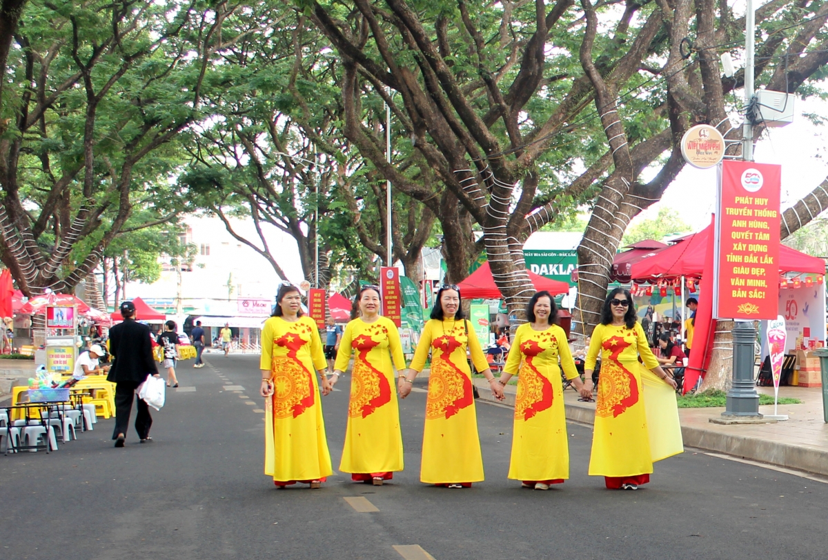 - Hiu čhưn ênguê Dak Lak brei mâo hdră ngă mrâo, mnơ̆ng dhơ̆ng mrâo, mjing anôk kñăm jăk siam