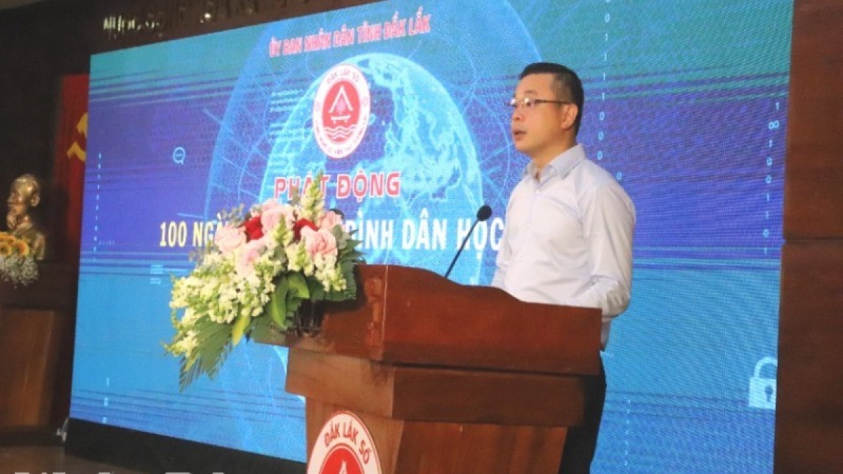 Phaok Bi thu Tinh uy Dak Lak Đỗ Hữu Huy peih 100 harei tabung glaong ngak danak dak Bhap bini bac lek taka so.