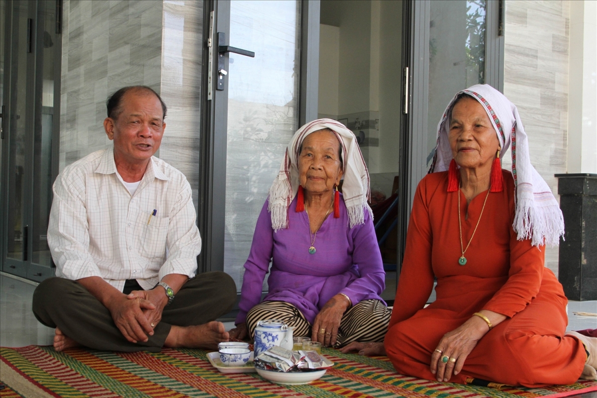 Ong Dương Tấn Kiểm, Bi thu Chi bo palei Baoh Hadeng tanyi ravang, daong prein amuk Châu Thị Đông pato akhar Cam saong Ariya ka urang dalam bhum palei