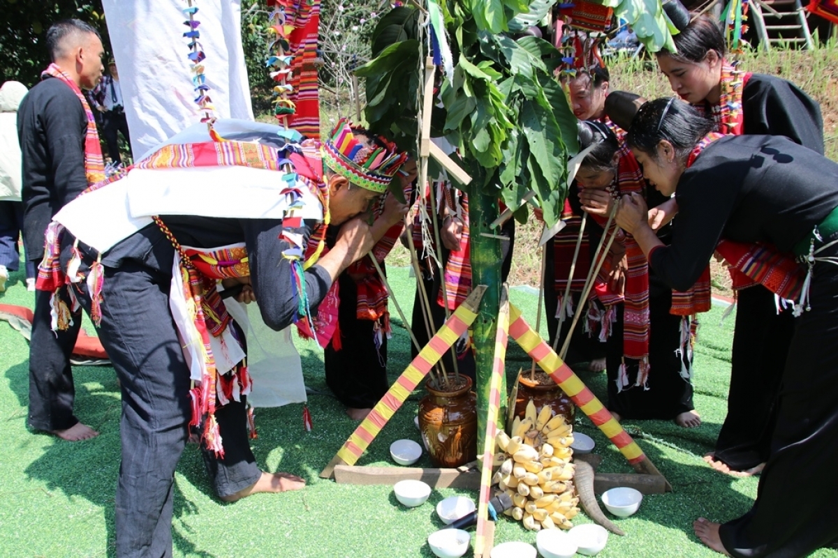 Hadei adat, mikva manyum alak tapai likau prein yava ka ong gru, rahra dalam palei