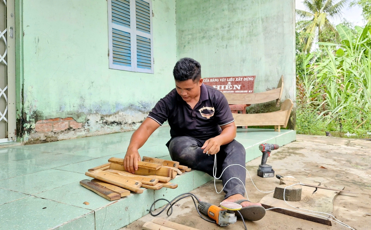Anh Tâm đang làm nhạc cụ Rôneat Thung trong dàn nhạc ngũ âm của đồng bào Khmer