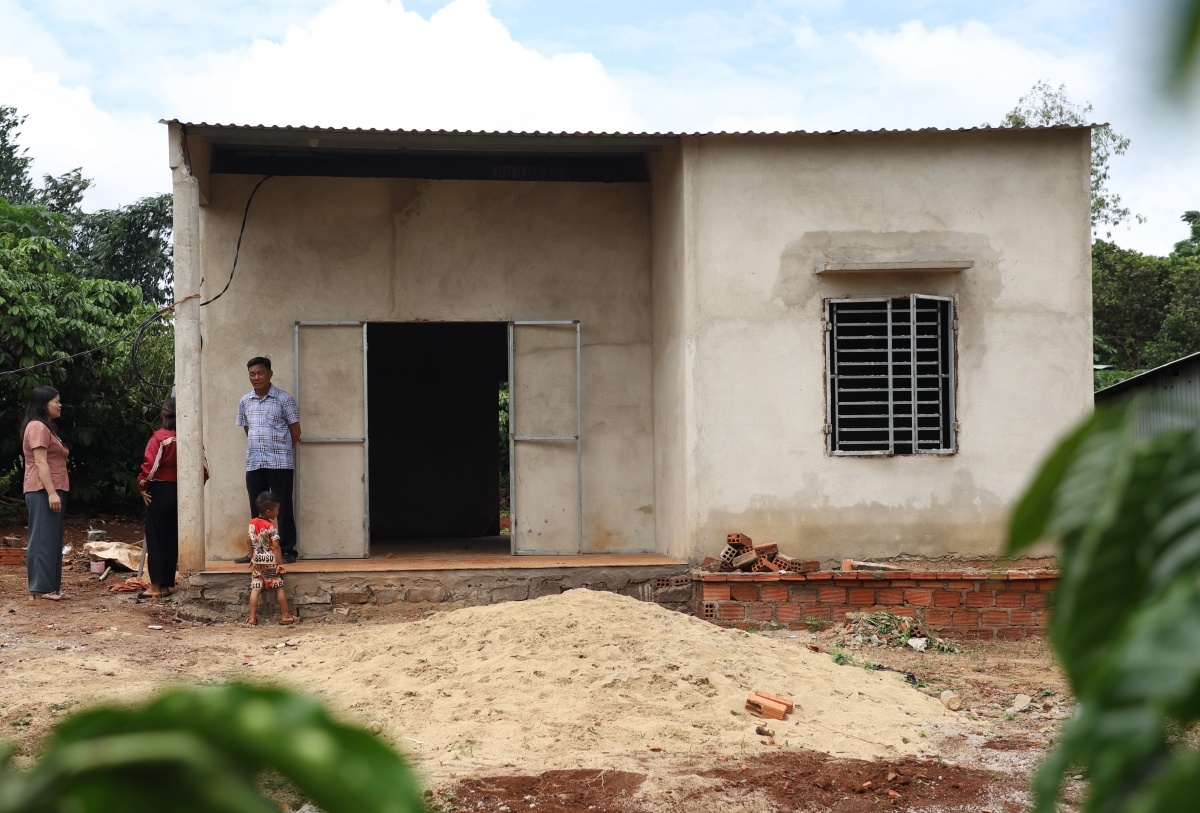 Ồng Nguyễn Đức Lực (ào treh gùng) lơh 10 nơm hìu mờ khà priă 600 tơlăk đong, mơya neh ai làng bol in càn lài mờ tơm rơhời