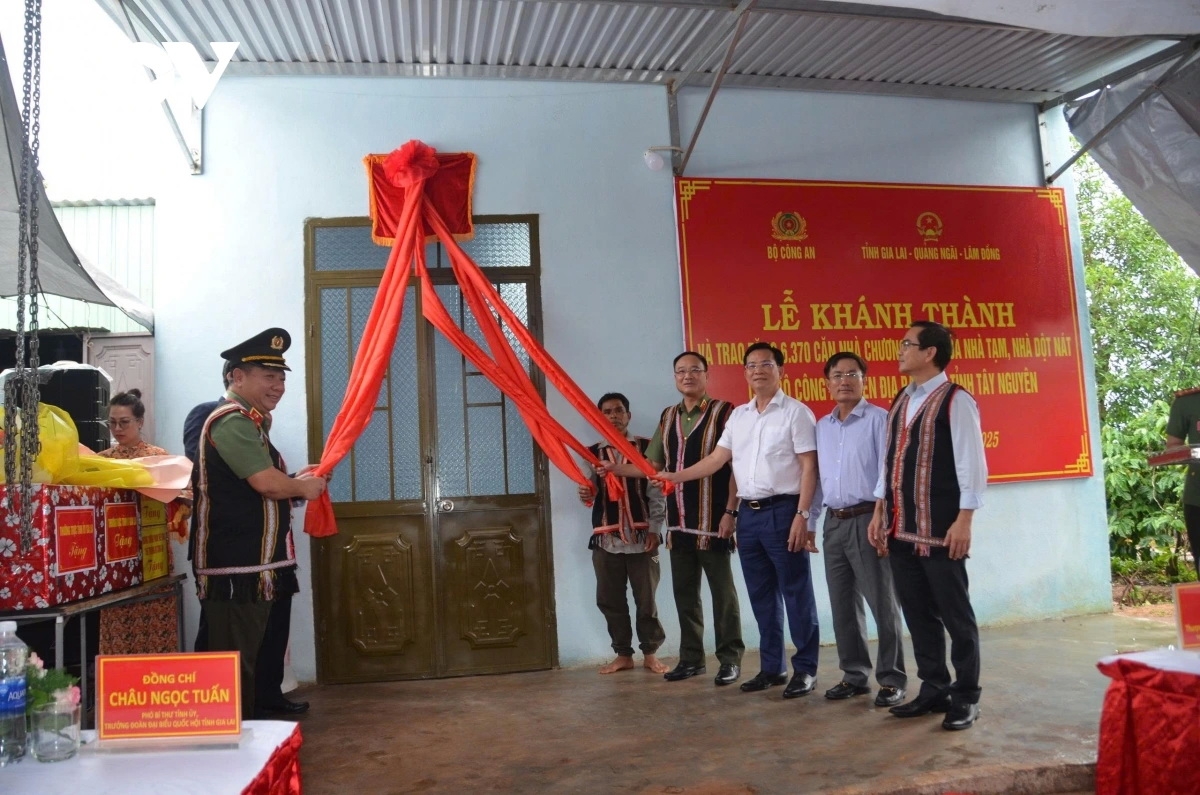 Đại diện Bộ Công an và người dân làm lễ nhận nhà mới. (ảnh: Nguyễn Thảo)