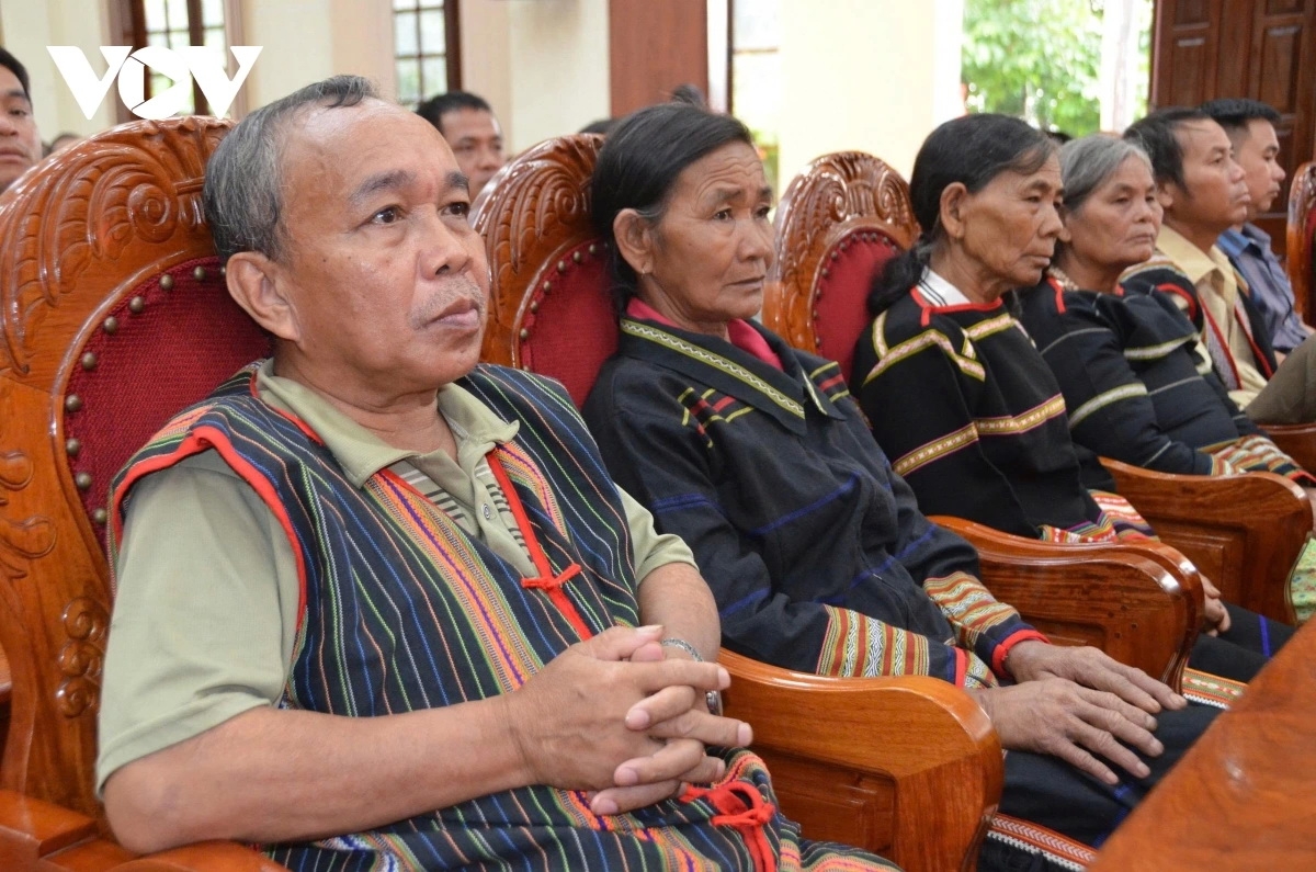 Người dân được tặng nhà tới dự lễ tổng kết. (ảnh: Nguyễn Thảo)