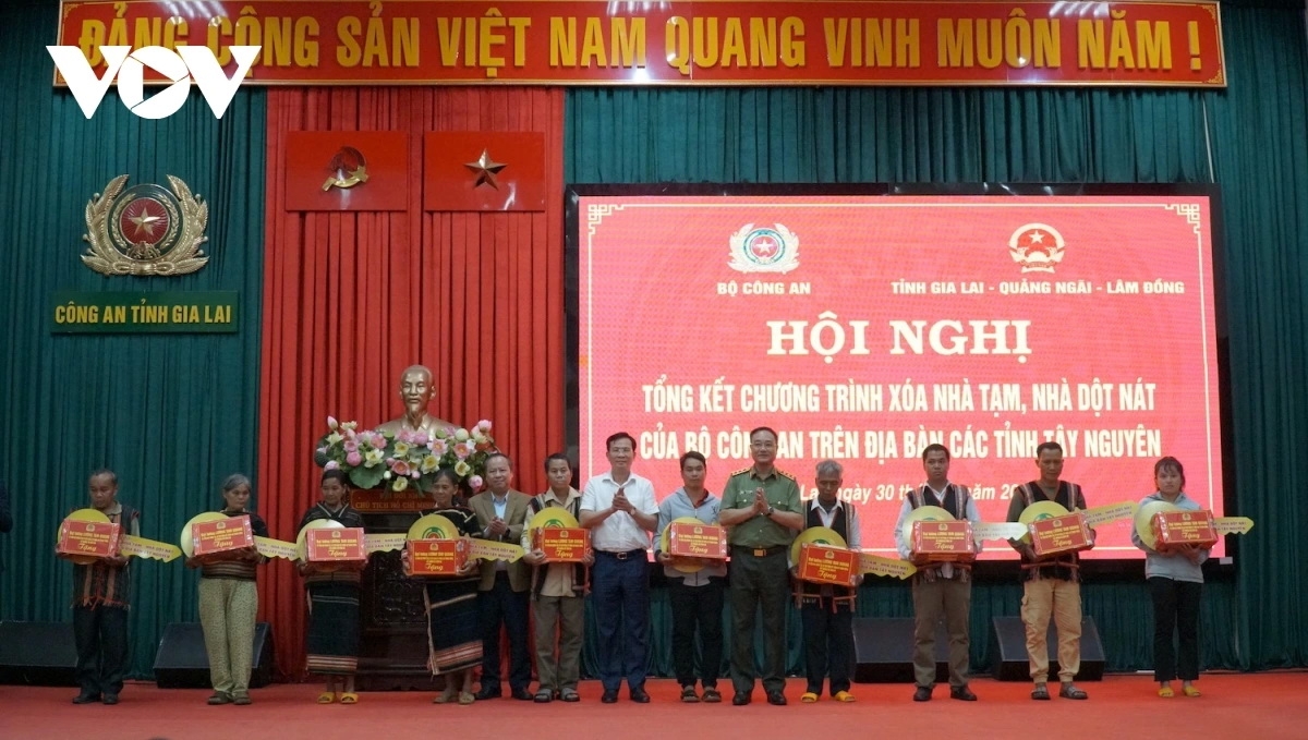 Các gia đình được nhận nhà mới ngay trong buổi lễ. (ảnh: Nguyễn Thảo)