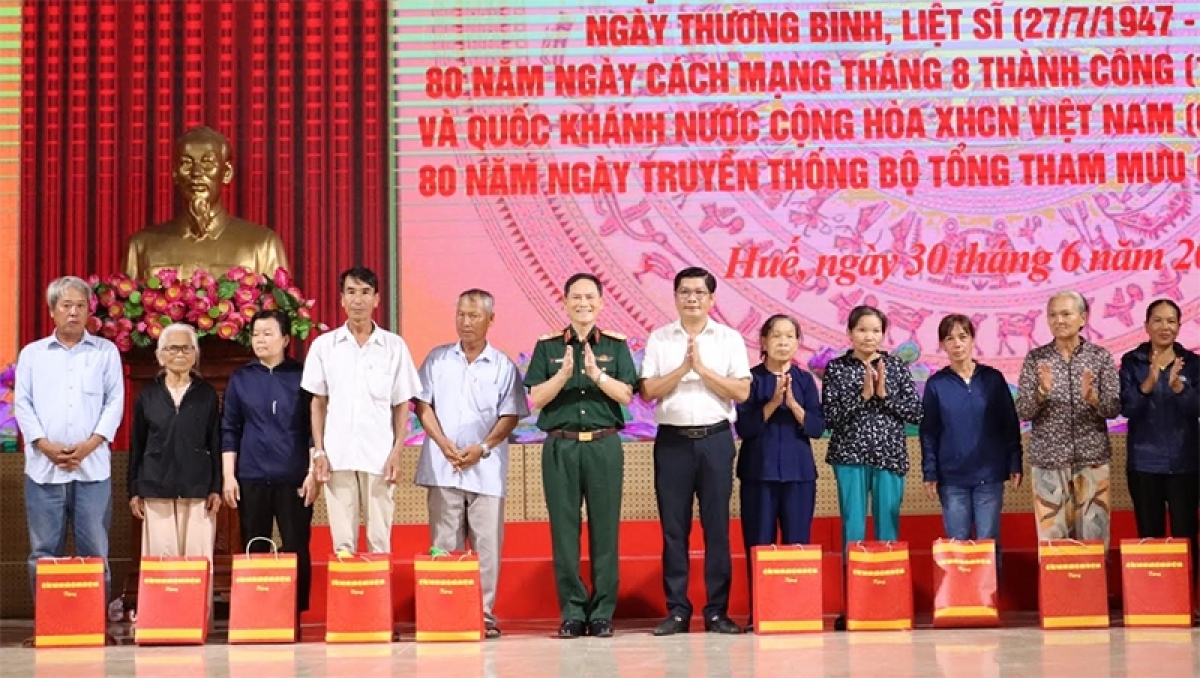 Trung tướng Phạm Trường Sơn và đồng chí Nguyễn Chí Tài, Phó chủ tịch UBND thành phố Huế trao quà tặng các gia đình chính sách.