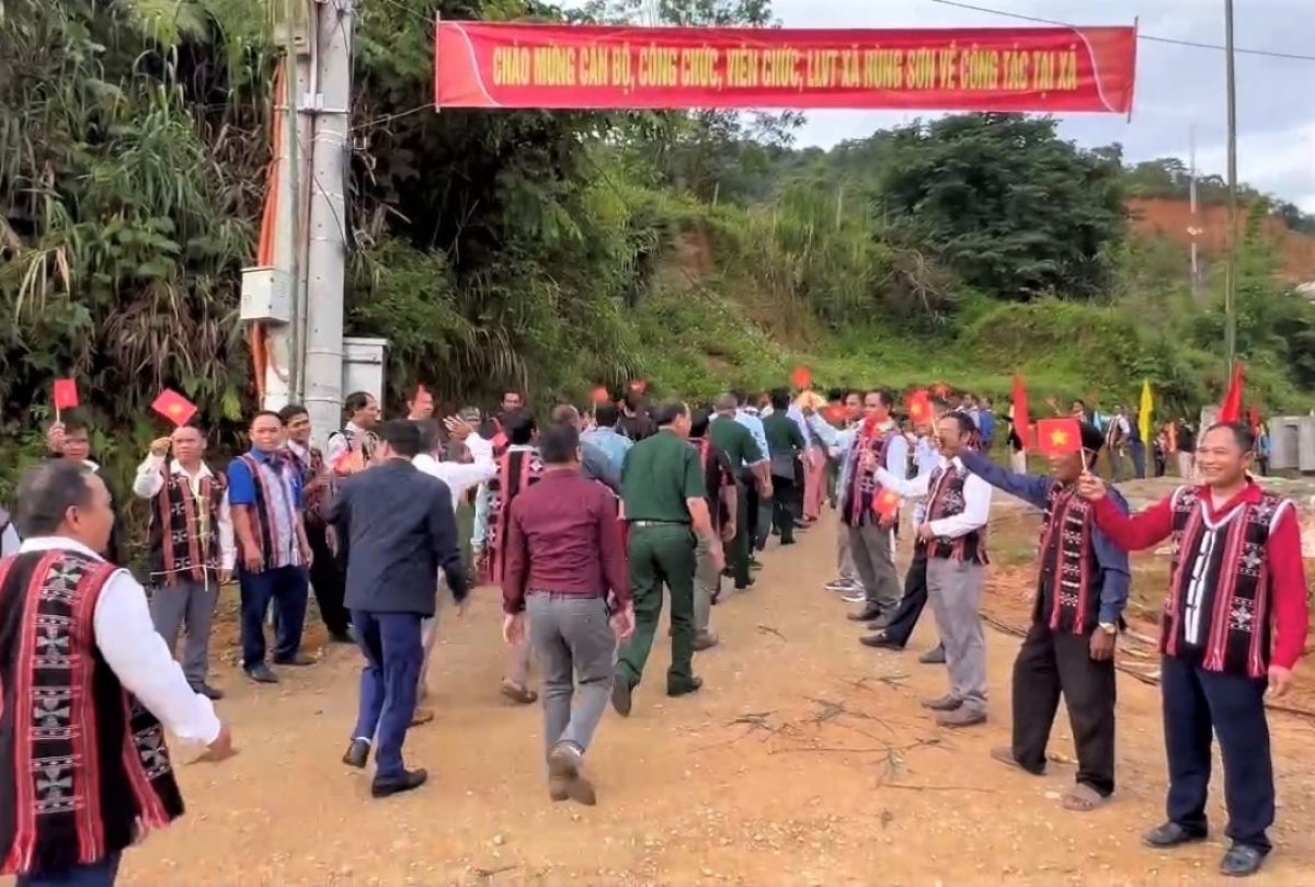 Người dân Cơ Tu ở xã Hùng Sơn thực hiện nghi thức nhập làng, chào đón đoàn cán bộ của chính quyền xã mới đến nhận công tác. Ảnh: A TUẤN