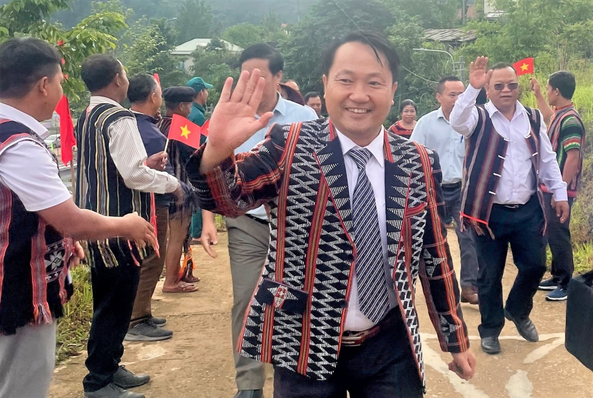 Đoàn công tác vẫy tay chào, đáp lại tình cảm và niềm tin của người dân địa phương. Ảnh: A TUẤN