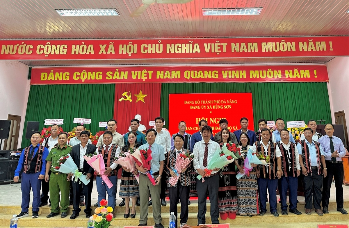 Lãnh đạo chủ chốt của Đảng ủy xã Hùng Sơn ra mắt tại hội nghị Ban Chấp hành lần thứ nhất. Ảnh: A TUẤN