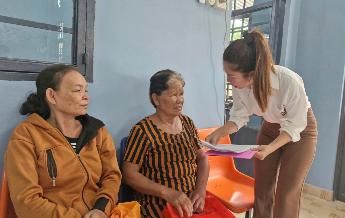 Cán bộ xã tận tình hướng dẫn bà con làm thủ tục