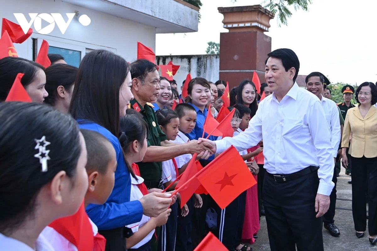 Chủ tịch nước Lương Cường cùng các đại biểu về dự sinh hoạt Chi bộ thôn Quảng Chính 6