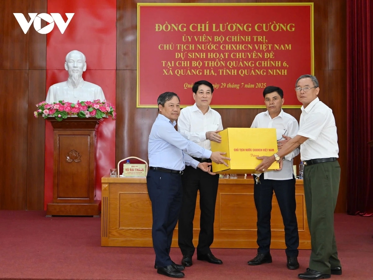 Chủ tịch nước Lương Cường tặng quà Chi bộ thôn Quảng Chính 6