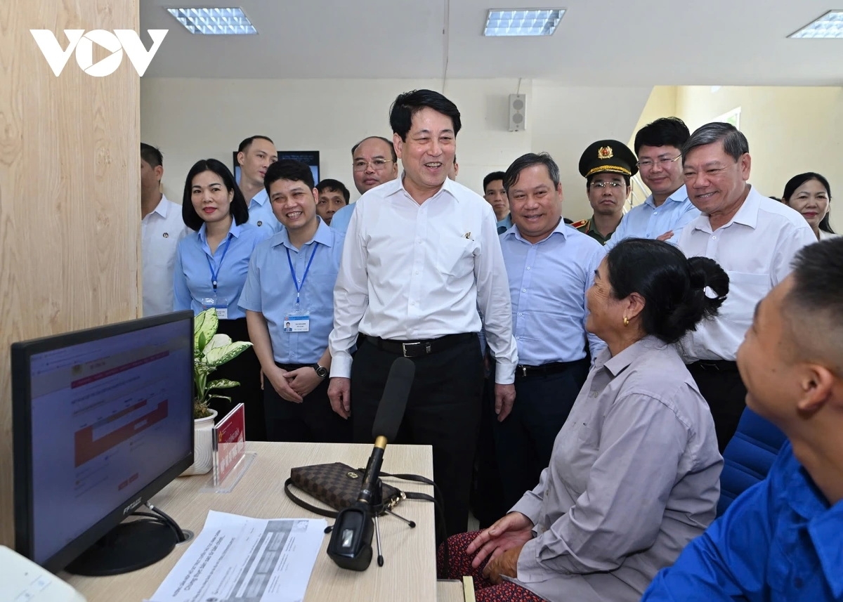 Chủ tịch nước Lương Cường và đoàn công tác thăm Trung tâm Phục vụ hành chính công xã Quảng Hà