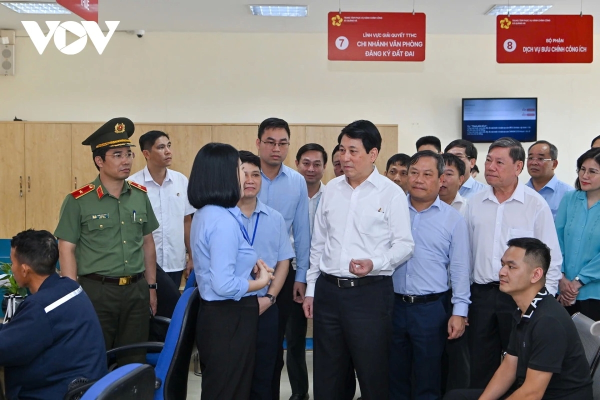 Cán bộ Trung tâm phục vụ hành chính công xã Quảng Hà báo cáo tình hình hoạt động với đoàn công tác