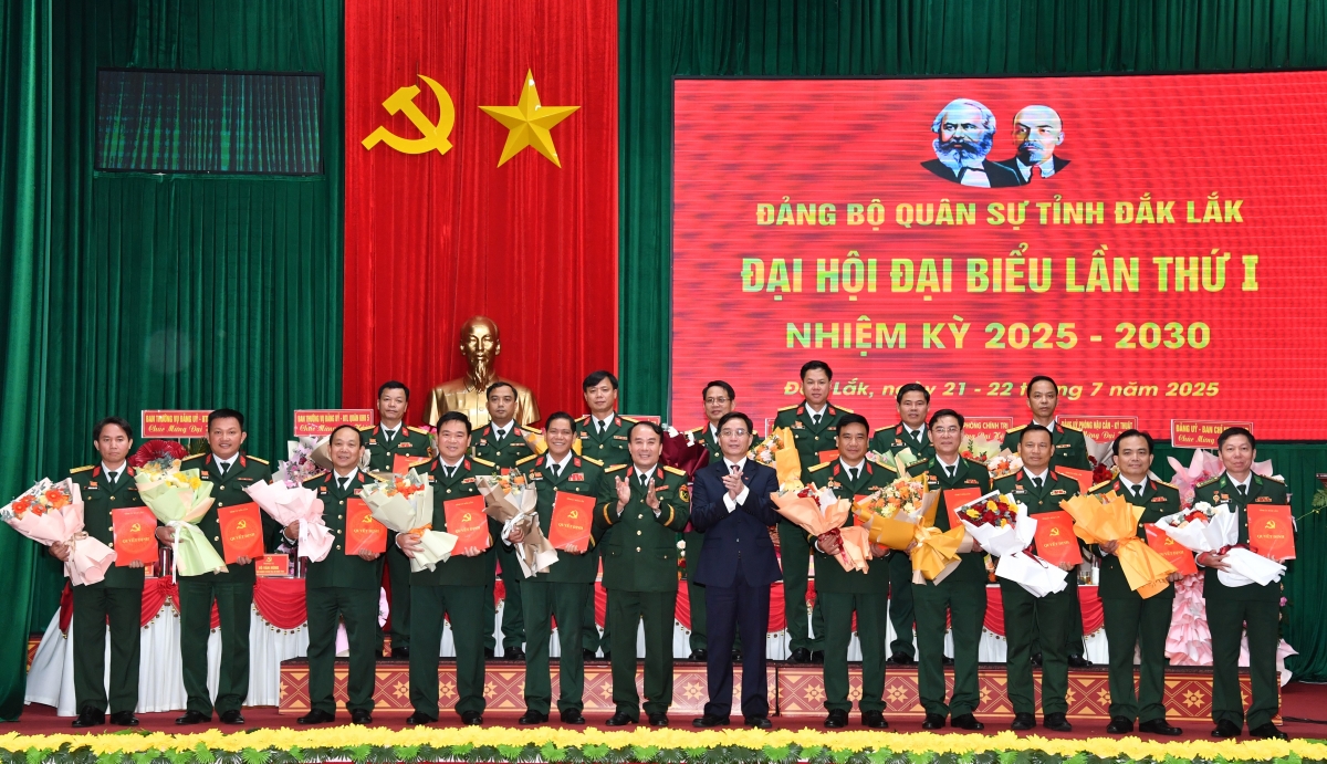 Tơlik măt Đảng ƀộ Gah đơng lam Ling klàng càr Dăk Lăk geh 21 nă kwang bàng