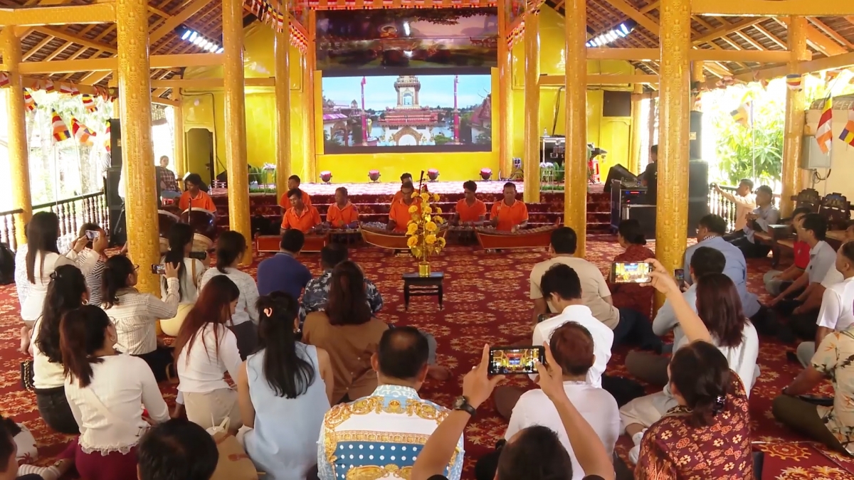 Đội nhạc ngũ âm biểu diễn phục vụ khách