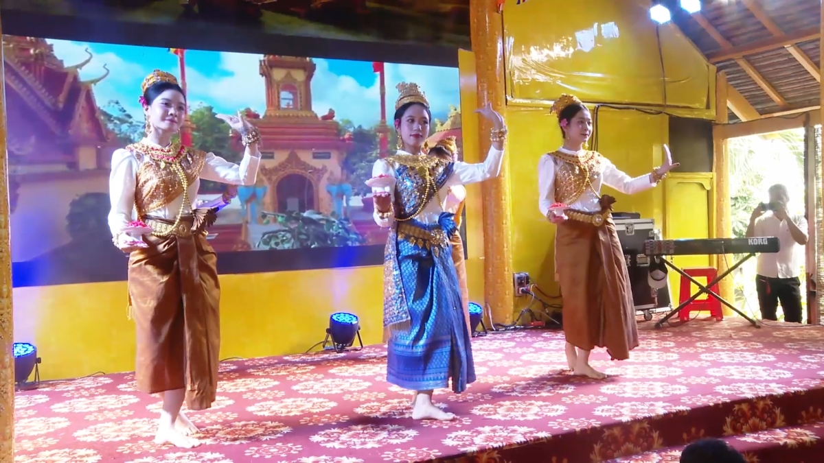 Đội văn nghệ biểu diễn phục vụ khách