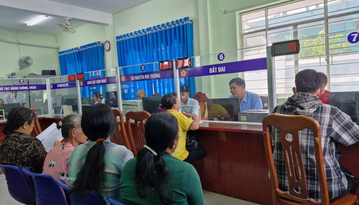 Đông người dân đến làm thủ tục hành chính người ngày làm việc đầu tiên của xã, phường mới