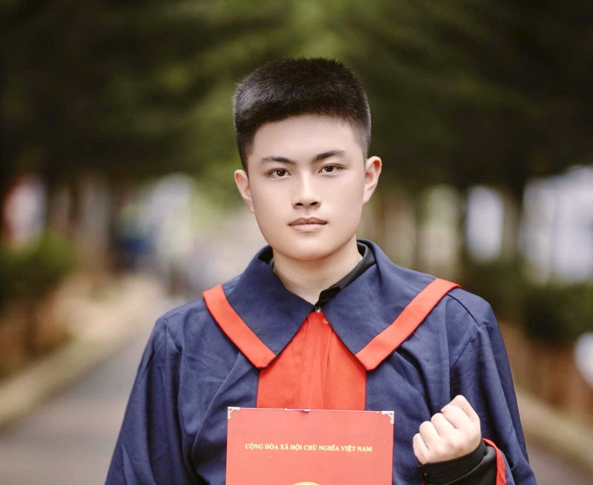 O Nguyễn Hoàng Nhật Minh châ điêm ki hên má môi tá péa môn Toán ƀă Ănglê