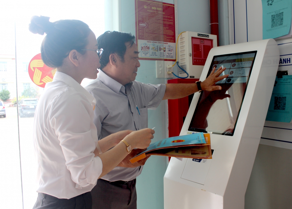 Mơnuih ƀôn sang dưi pơtô ba mă mrô tŭ mă pô ƀơi ki-ốt