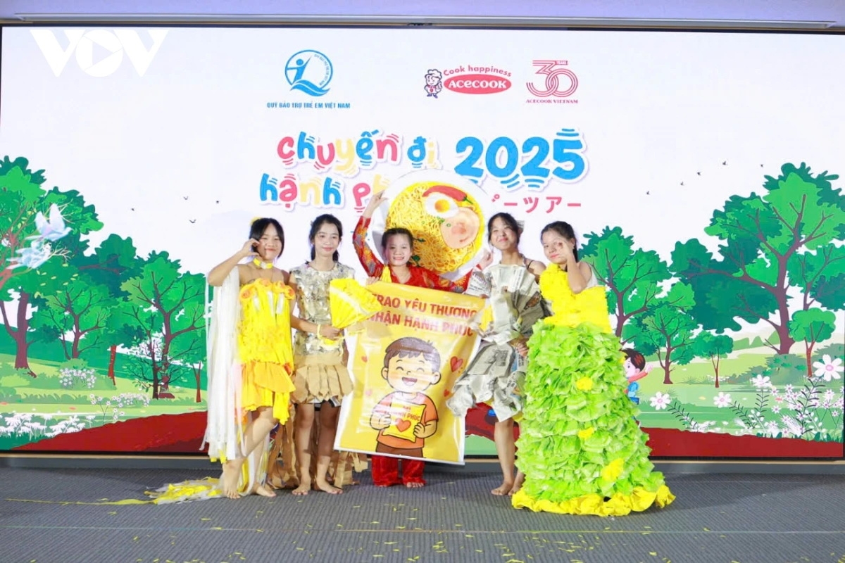 Dự án “Gói mì hạnh phúc” cung cấp bữa ăn hàng ngày và khẩn cấp do thiên tai, đồng hành với hàng ngàn học bổng cho trẻ em nghèo.
