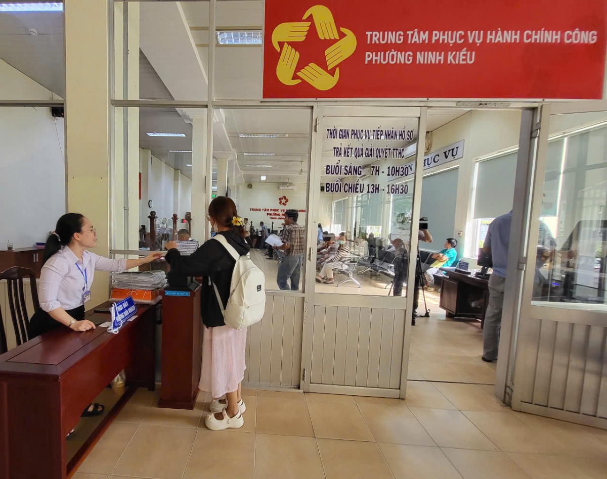 Hướng dẫn người dân thực hiện thủ tục hành chính tại Trung tâm phục vụ hành chính công phường Ninh Kiều
