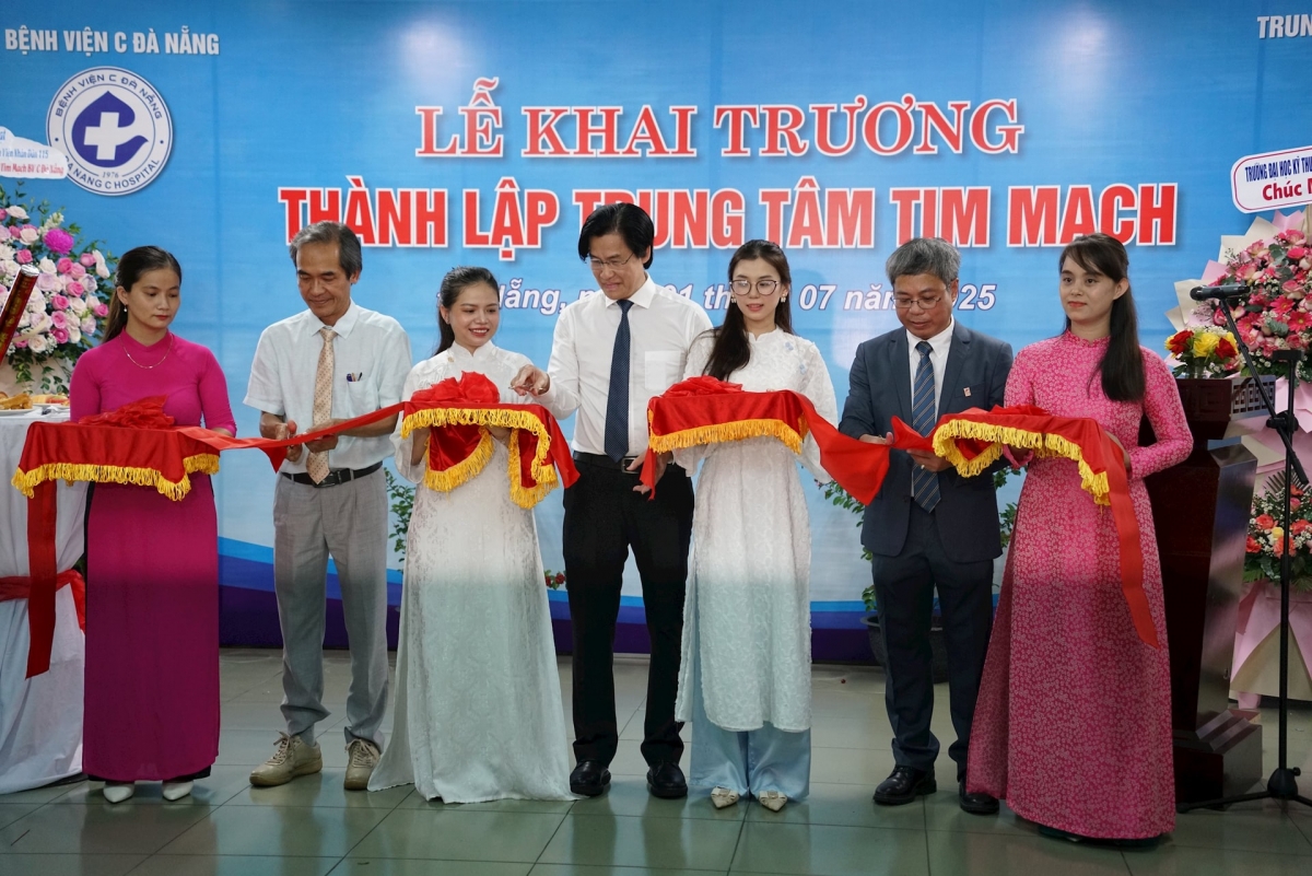 Lãnh đạo Bệnh viện C Đà Nẵng thực hiện nghi thức cắt băng khánh thành.