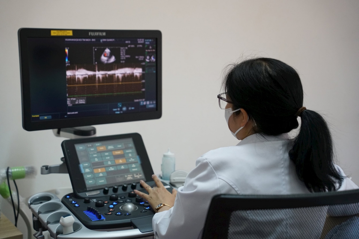 Bác sĩ thăm dò tim mạch cho bệnh nhân bằng trang thiết bị hiện đại.