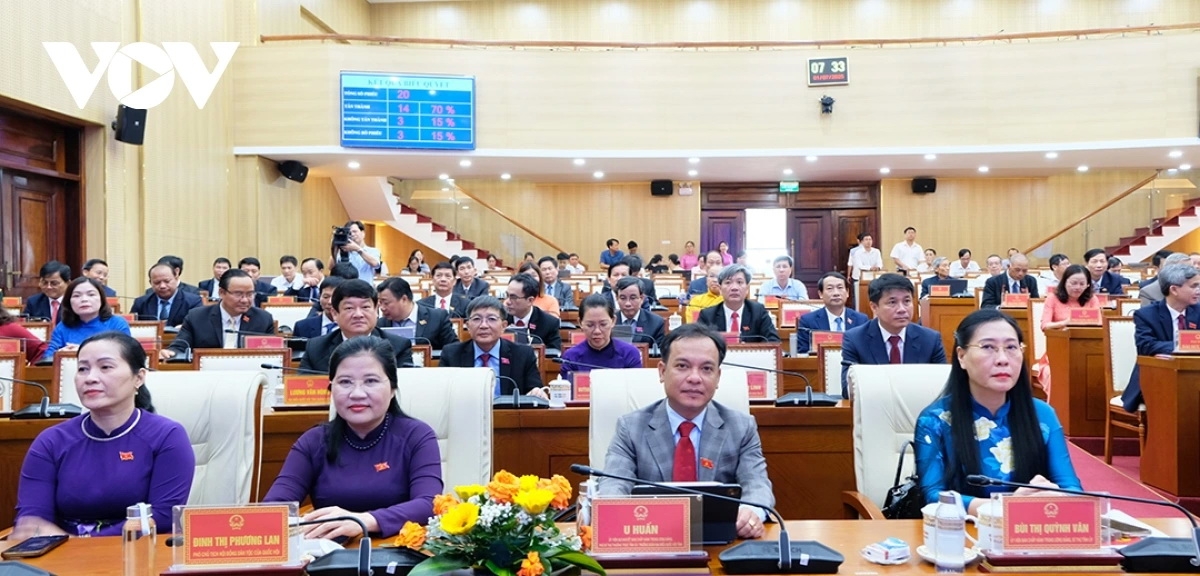 Bà Bùi Thị Quỳnh Vân, Bí thư Tỉnh ủy Quảng Ngãi mới (ngoài cùng bên phải) và các đại biểu dự kỳ họp thứ nhất HĐND tỉnh.