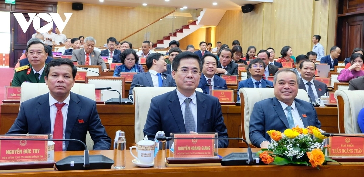Ông Nguyễn Đức Tuy, Chủ tịch HĐND tỉnh (ngoài cùng bên trái) và ông Nguyễn Hoàng Giang, Chủ tịch UBND tỉnh Quảng Ngãi (giữa)
