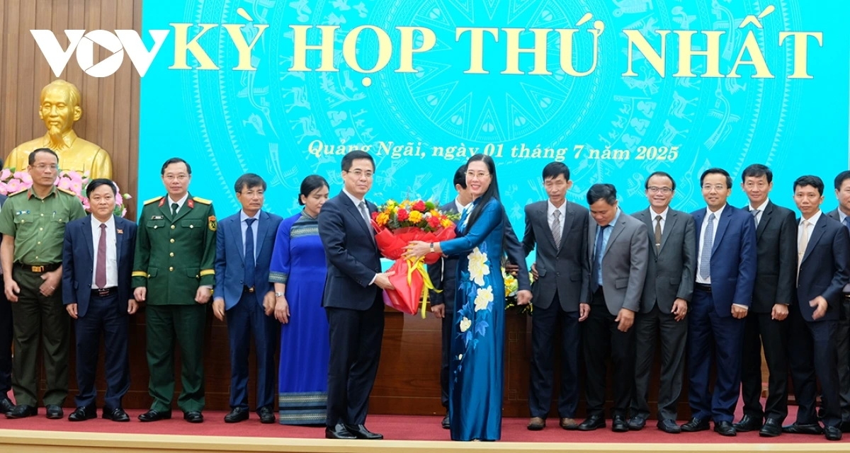 Bí thư Tỉnh ủy Quảng Ngãi tặng hoa chúc mừng Chủ tịch UBND tỉnh và các thành viên UBND tỉnh Quảng Ngãi mới