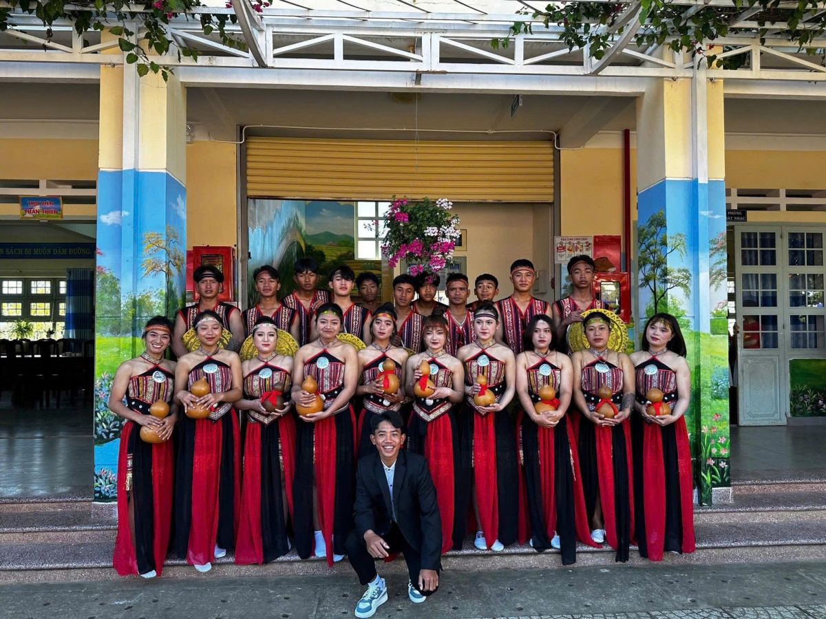 Tơdroăng hơdruê xuăng dêi vâi o, vâi muăn a hngêi trung