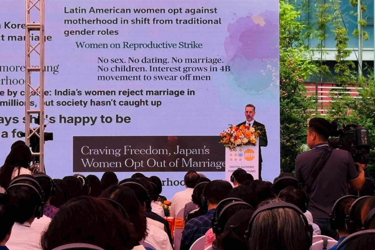 Ông Matt Jackson, Trưởng Đại diện UNFPA, tại Việt Nam trình bày tóm tắt về Báo cáo tình trạng dân số thế giới 2025. Ảnh: Thu Minh