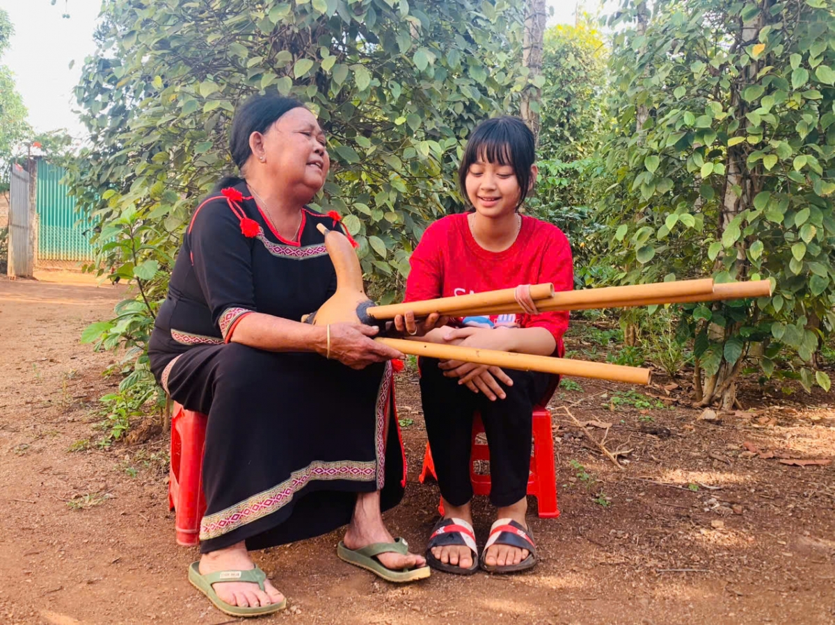 
Cau chài H’Bliư̆ Hwing bơto sau ùr H’ Lana in đơs eirei mờ uh đing năm